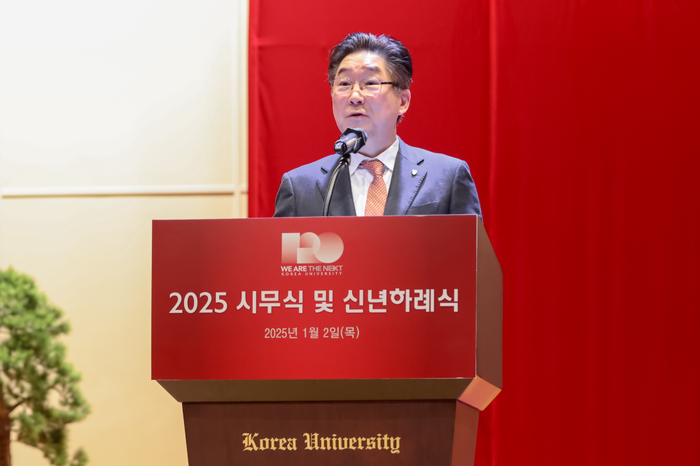 신년사 연설중인 김동원 총장