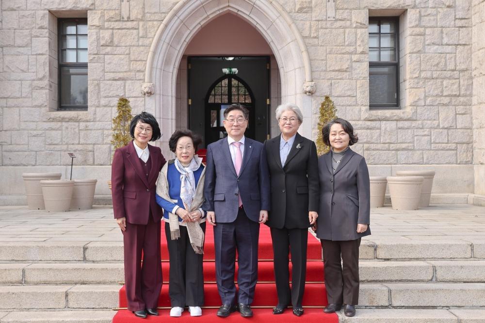 (왼쪽에서) 전현주 고려대 여자교우회장, 나길자 교우, 김동원 고려대 총장, 최윤희 교우, 조희진 교우가 기념 사진을 찍고 있다.
