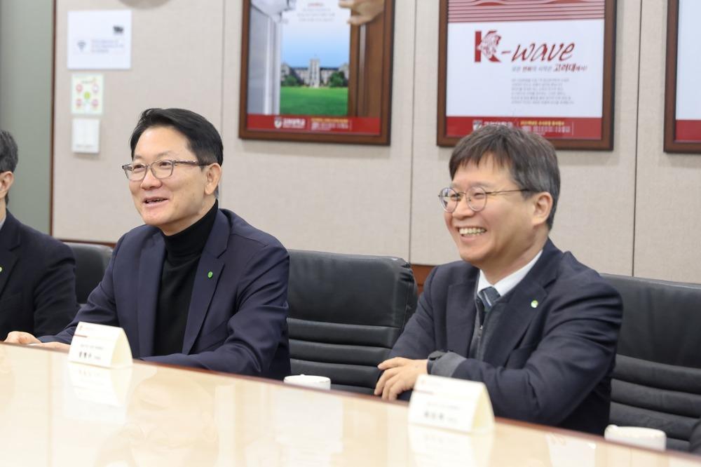 기부식에 참석한 홍종성 딜로이트 안진 총괄대표와 장형수 딜로이트 안진 부대표