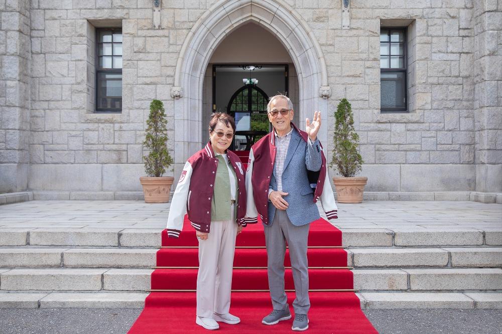 김경순여사와 김형회장의 본관 앞 사진