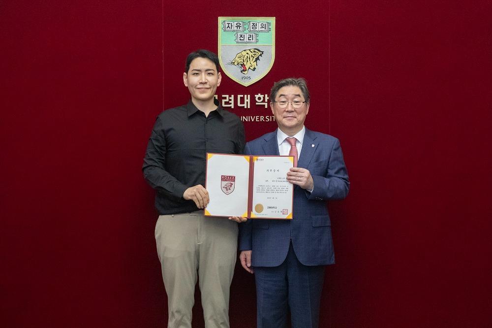 손세찬교우가 김동원 총장과 기념사진을 찍고있다