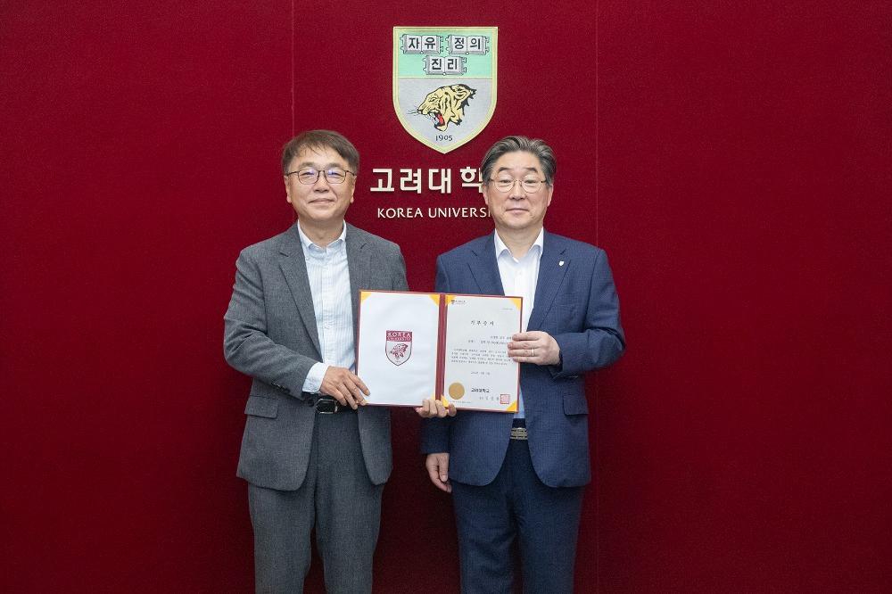 전영민교수와 김동원 총장이 기념사진을 찍고 있다