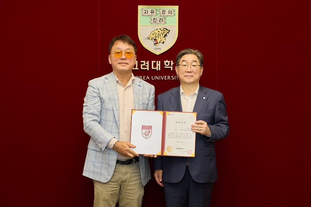 (왼쪽부터) 브이엠(주) 최우형 대표이사, 고려대 김동원 총장