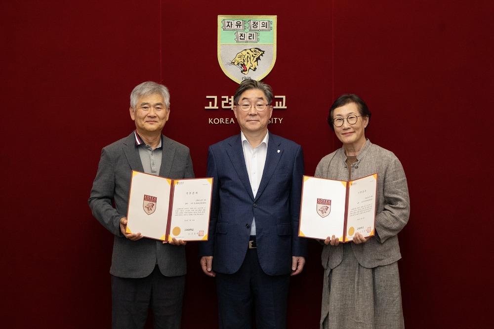 왼쪽부터) 김병관 교우, 고려대 김동원 총장, 이윤경 교우