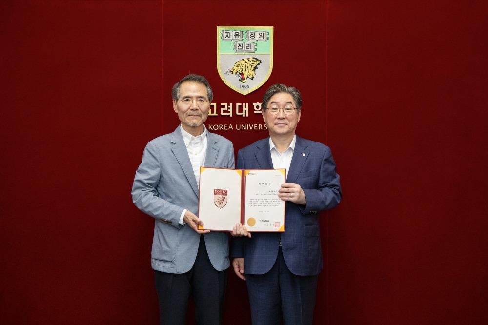 (왼쪽부터) 곽종윤 교우(화학 76), 고려대 김동원 총장이 기념촬영을 하고 있다