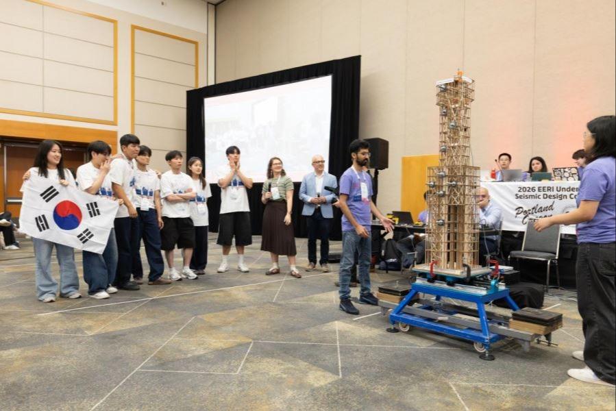 미국 오리건주 포틀랜드 오리건 컨벤션 센터에서 진행된 진동대 시험 현장