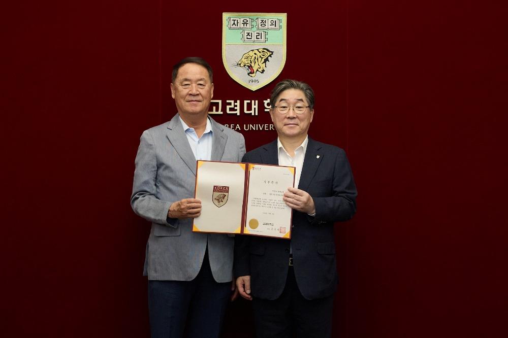 (왼쪽부터) 이진규 고려대 명예교수, 김동원 고려대 총장